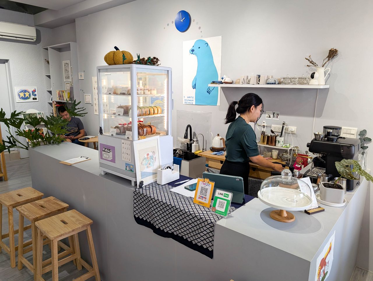 [食記][高雄市] 聊聊甜室 Honne Cake Studio 2部曲 — 原本鹽埕市場內的甜點店搬遷到新興區福華大飯店附近擁有新店面，氣氛溫馨愜意的文青風格甜點咖啡廳。