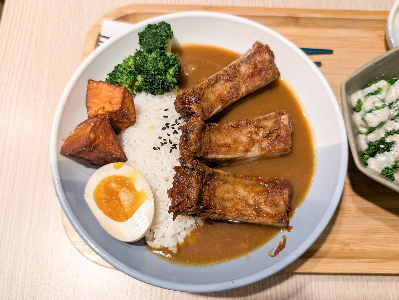 [食記][新北市][板橋區] 任風咖哩 — 板橋江子翠站附近咖哩專賣店，以水果熬煮的柑橘風味咖哩。