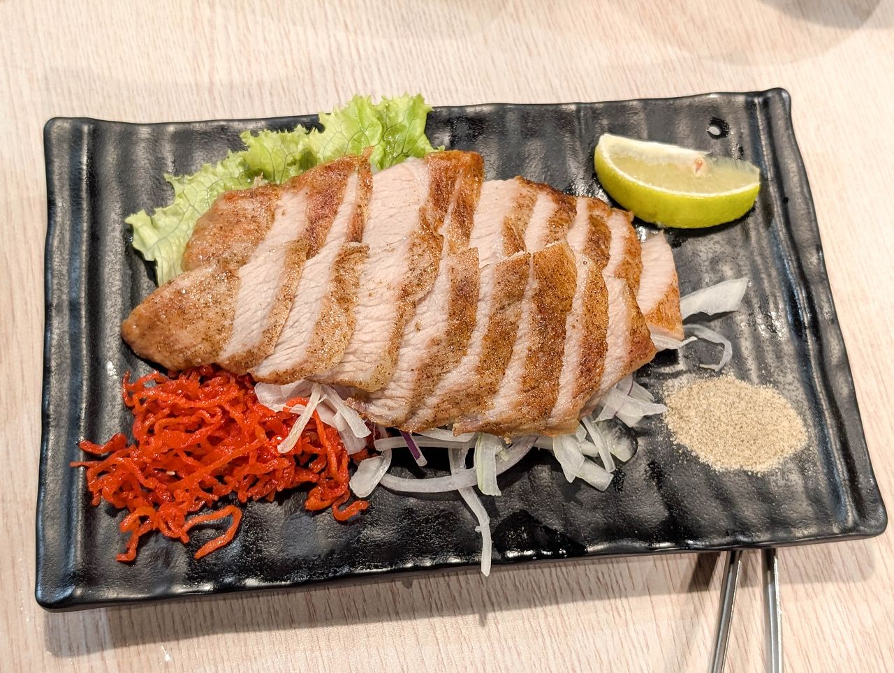 [食記][高雄市] 番太郎味自慢料理 — 中央公園對面豐富多樣的日本料理和台式熱炒，朋友團體聚餐好選擇。