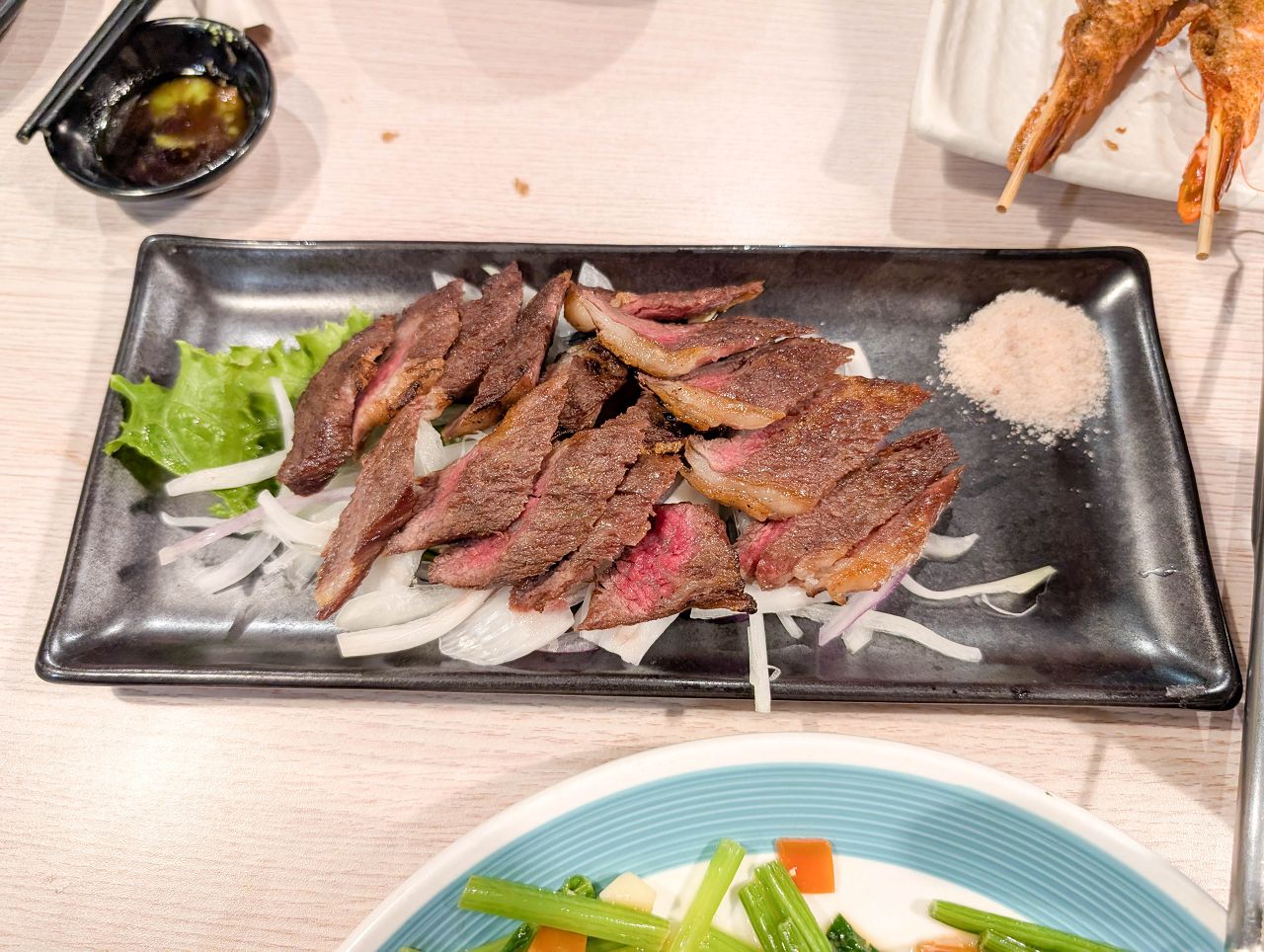 [食記][高雄市] 番太郎味自慢料理 — 中央公園對面豐富多樣的日本料理和台式熱炒，朋友團體聚餐好選擇。
