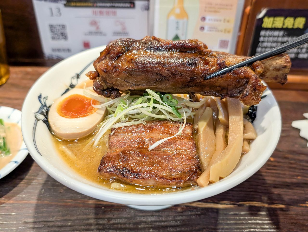 [食記][台北市] 麵屋武藏 神山 — 每日限量有一條帶骨腱子肉的太刀拉麵
