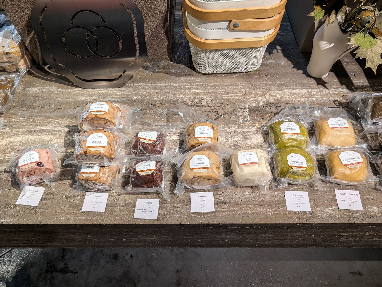 [食記][高雄市] 一饅頭店 新下店 — 高雄知名饅頭專賣店在巨蛋商圈附近新開咖啡廳，供應豐富多樣的饅頭現貨以及手作甜點和飲品。