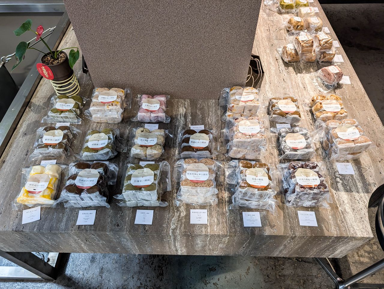 [食記][高雄市] 一饅頭店 新下店 — 高雄知名饅頭專賣店在巨蛋商圈附近新開咖啡廳，供應豐富多樣的饅頭現貨以及手作甜點和飲品。