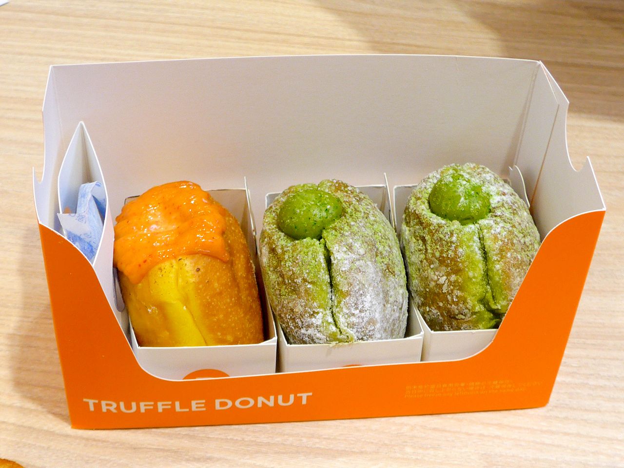 [食記][高雄市] TRUFFLE DONUT 高雄2號店 — 來自日本鳥取的生甜甜圈名店在高雄開了兩間店，外皮鬆軟綿密內餡飽滿用料實在的生甜甜圈。