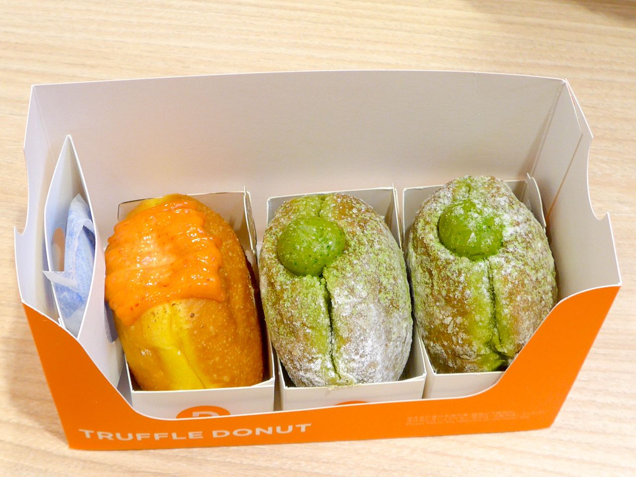 [食記][高雄市] TRUFFLE DONUT 高雄2號店 — 來自日本鳥取的生甜甜圈名店在高雄開了兩間店，外皮鬆軟綿密內餡飽滿用料實在的生甜甜圈。