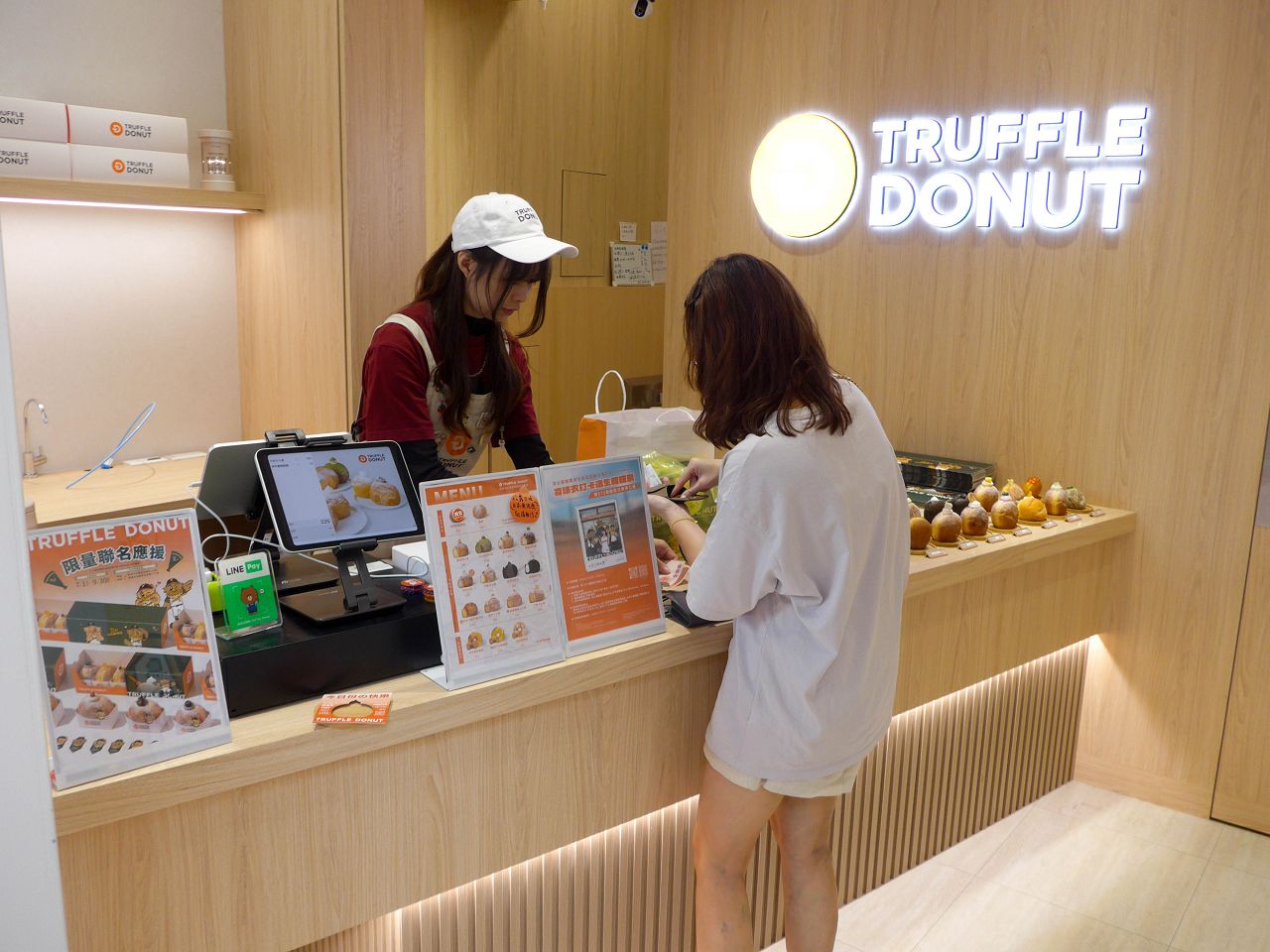 [食記][高雄市] TRUFFLE DONUT 高雄2號店 — 來自日本鳥取的生甜甜圈名店在高雄開了兩間店，外皮鬆軟綿密內餡飽滿用料實在的生甜甜圈。