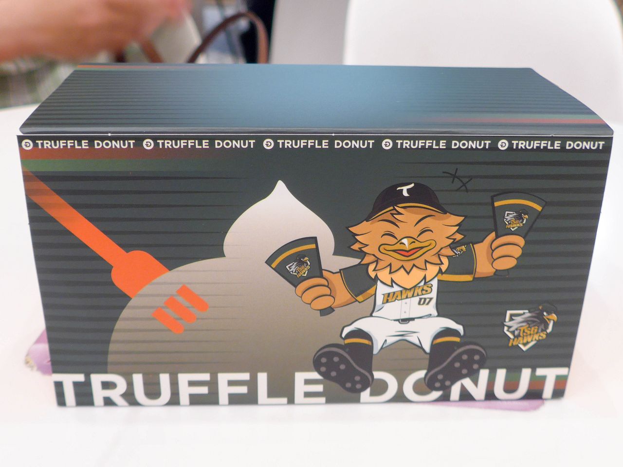 [食記][高雄市] TRUFFLE DONUT 高雄2號店 — 來自日本鳥取的生甜甜圈名店在高雄開了兩間店，外皮鬆軟綿密內餡飽滿用料實在的生甜甜圈。