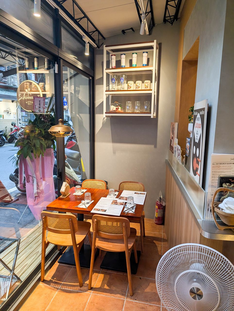 [食記][新北市][板橋區] Schumann’s Bistro No. 6 舒曼六號餐館 板橋新埔店 — 主打脆皮德國豬腳、德式香腸、高蛋白早午餐的餐酒館