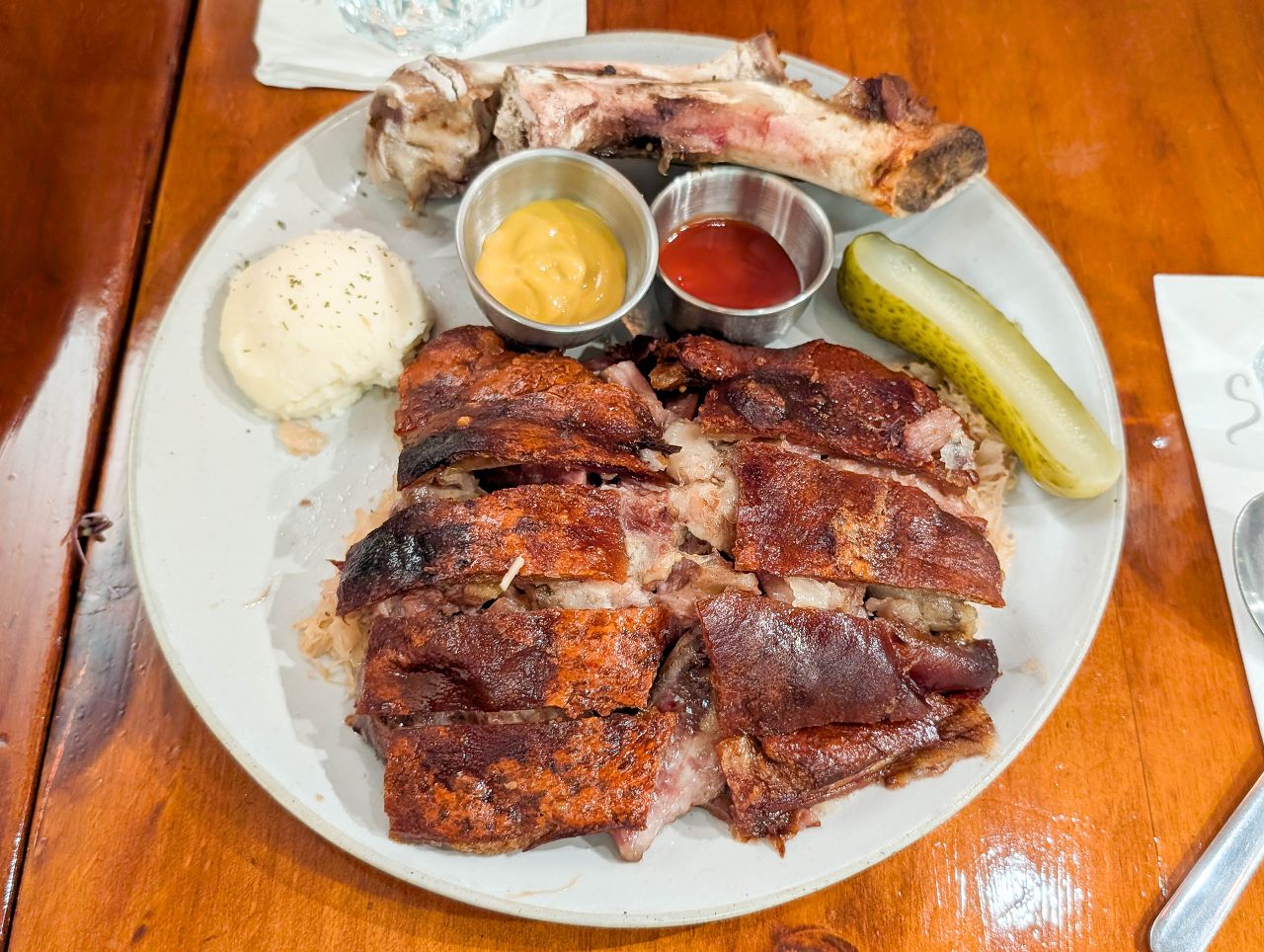[食記][新北市][板橋區] Schumann’s Bistro No. 6 舒曼六號餐館 板橋新埔店 — 主打脆皮德國豬腳、德式香腸、高蛋白早午餐的餐酒館