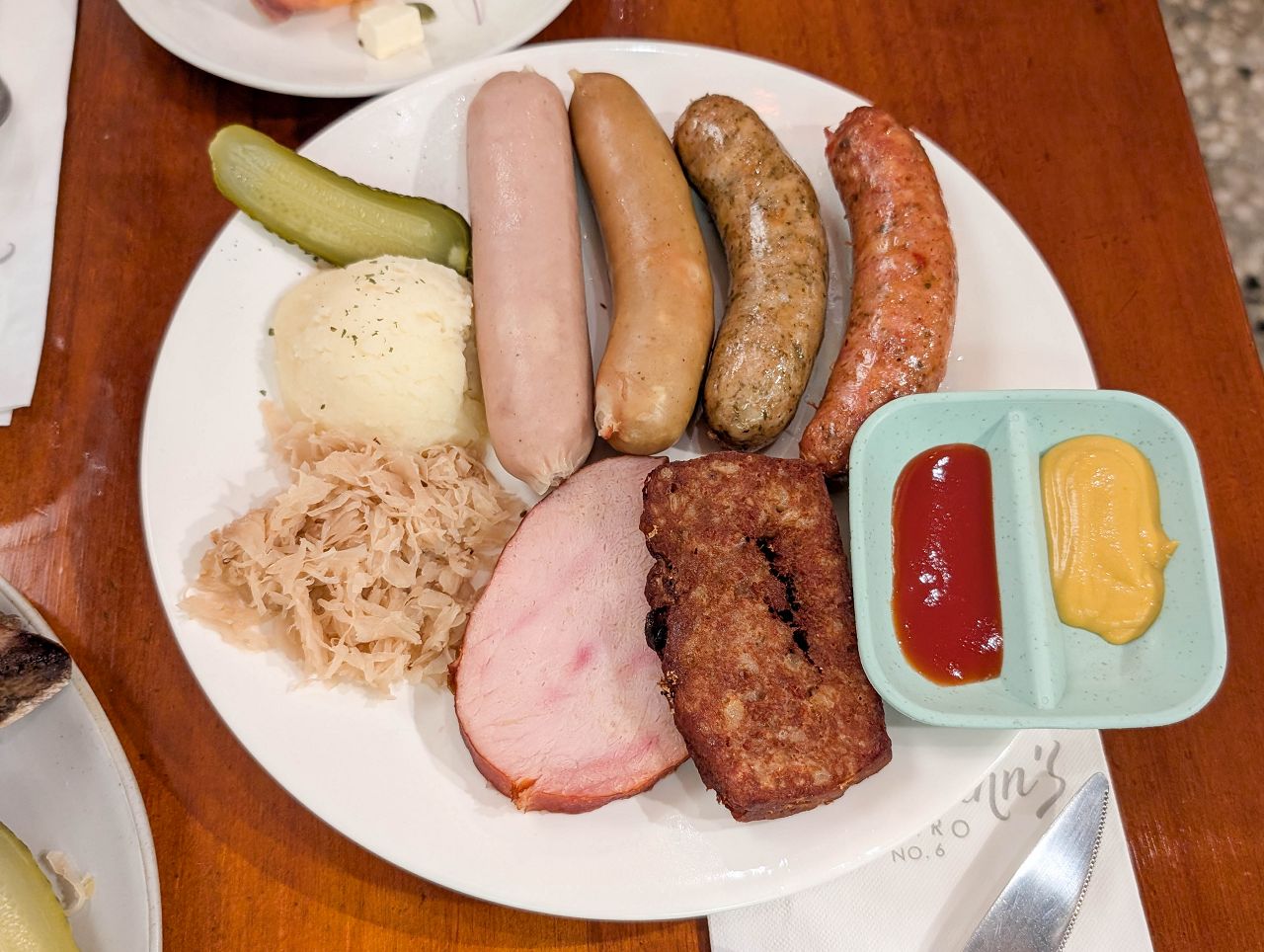 [食記][新北市][板橋區] Schumann’s Bistro No. 6 舒曼六號餐館 板橋新埔店 — 主打脆皮德國豬腳、德式香腸、高蛋白早午餐的餐酒館