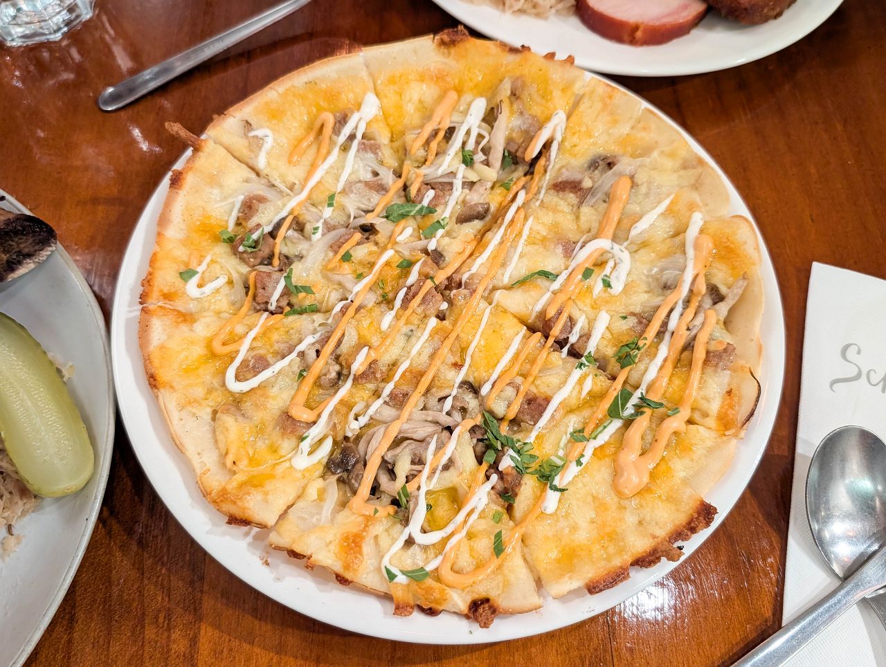 [食記][新北市][板橋區] Schumann’s Bistro No. 6 舒曼六號餐館 板橋新埔店 — 主打脆皮德國豬腳、德式香腸、高蛋白早午餐的餐酒館