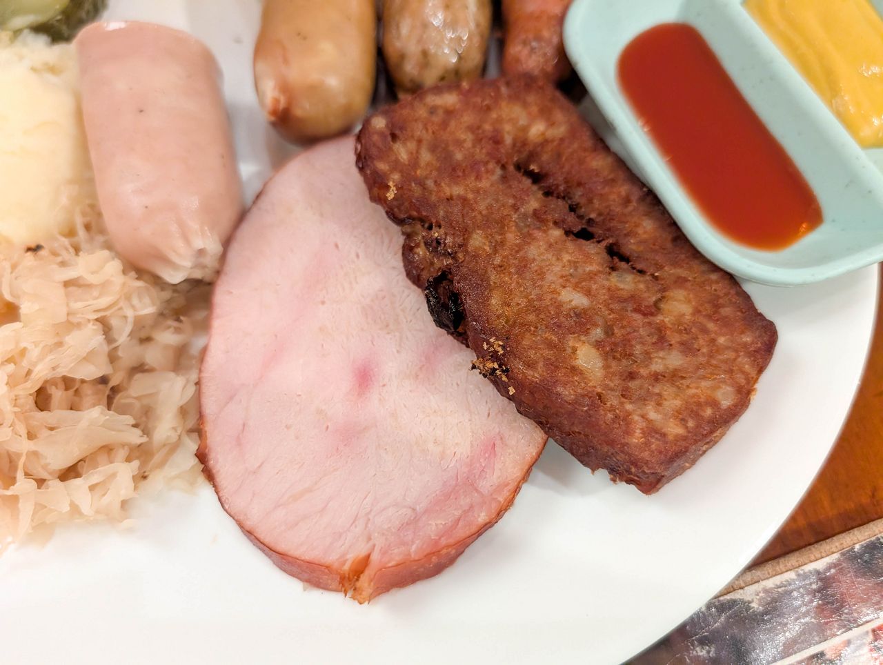 [食記][新北市][板橋區] Schumann’s Bistro No. 6 舒曼六號餐館 板橋新埔店 — 主打脆皮德國豬腳、德式香腸、高蛋白早午餐的餐酒館