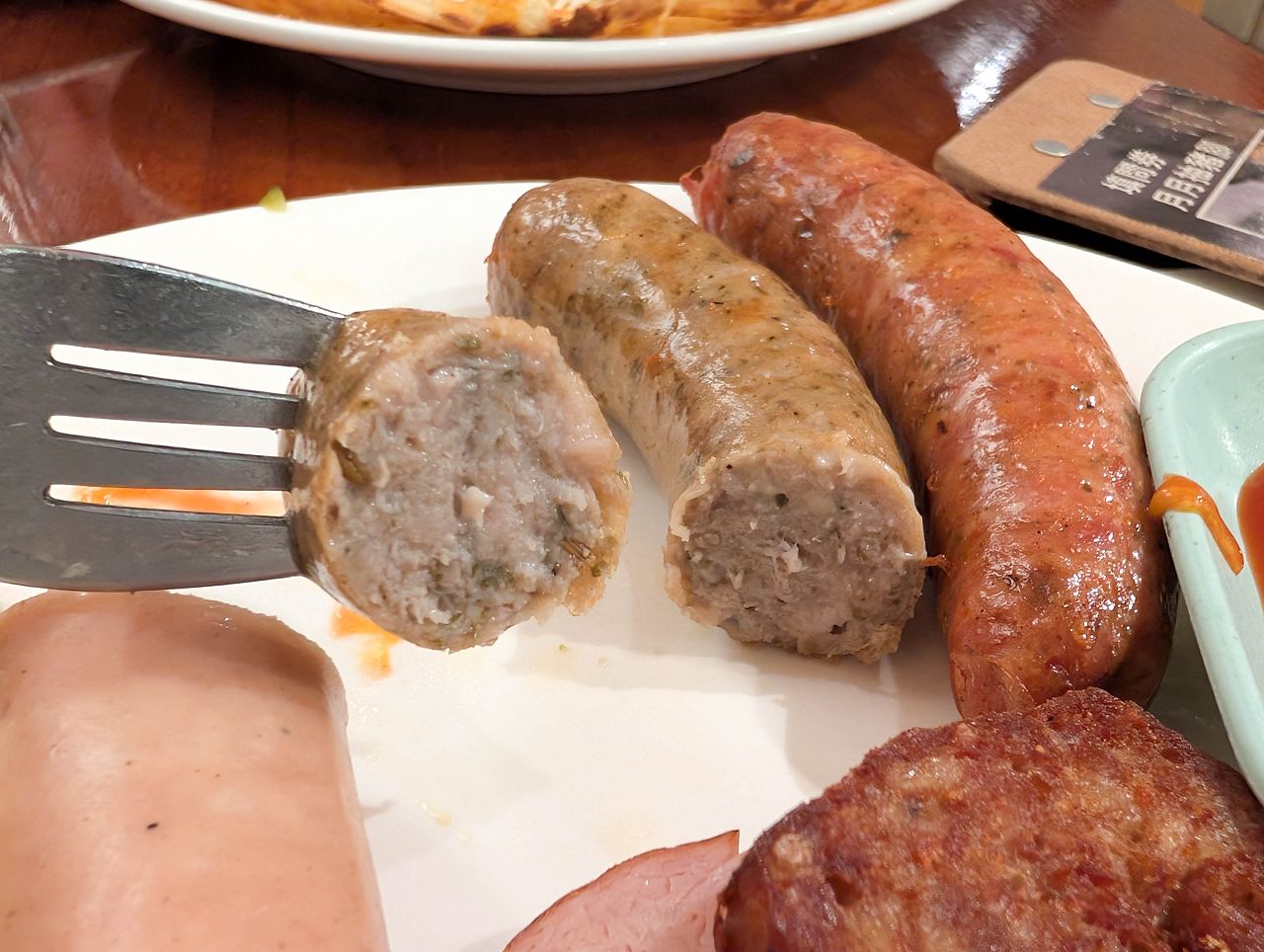 [食記][新北市][板橋區] Schumann’s Bistro No. 6 舒曼六號餐館 板橋新埔店 — 主打脆皮德國豬腳、德式香腸、高蛋白早午餐的餐酒館