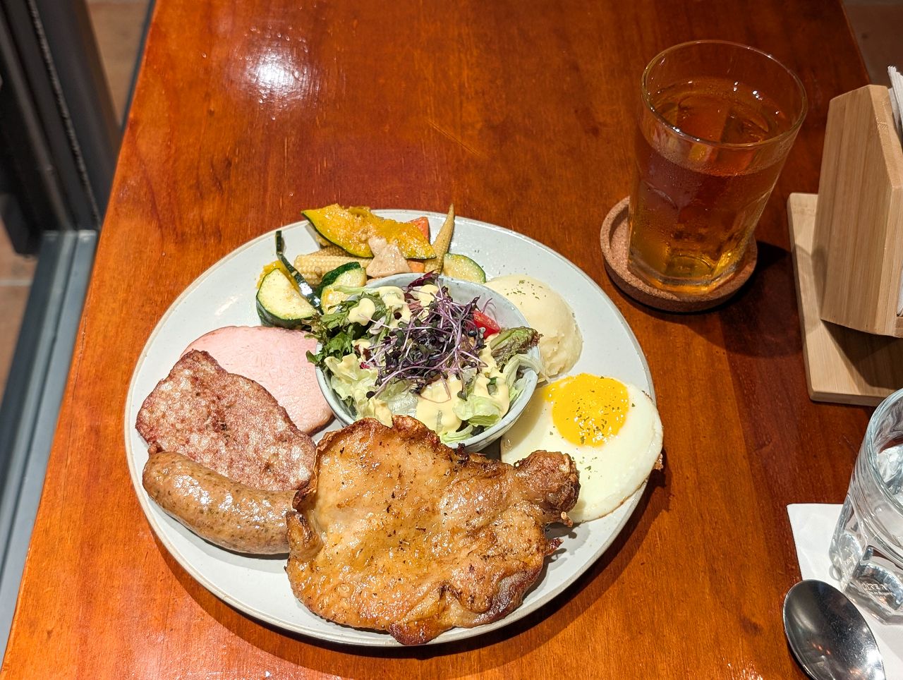 [食記][新北市][板橋區] Schumann’s Bistro No. 6 舒曼六號餐館 板橋新埔店 — 主打脆皮德國豬腳、德式香腸、高蛋白早午餐的餐酒館