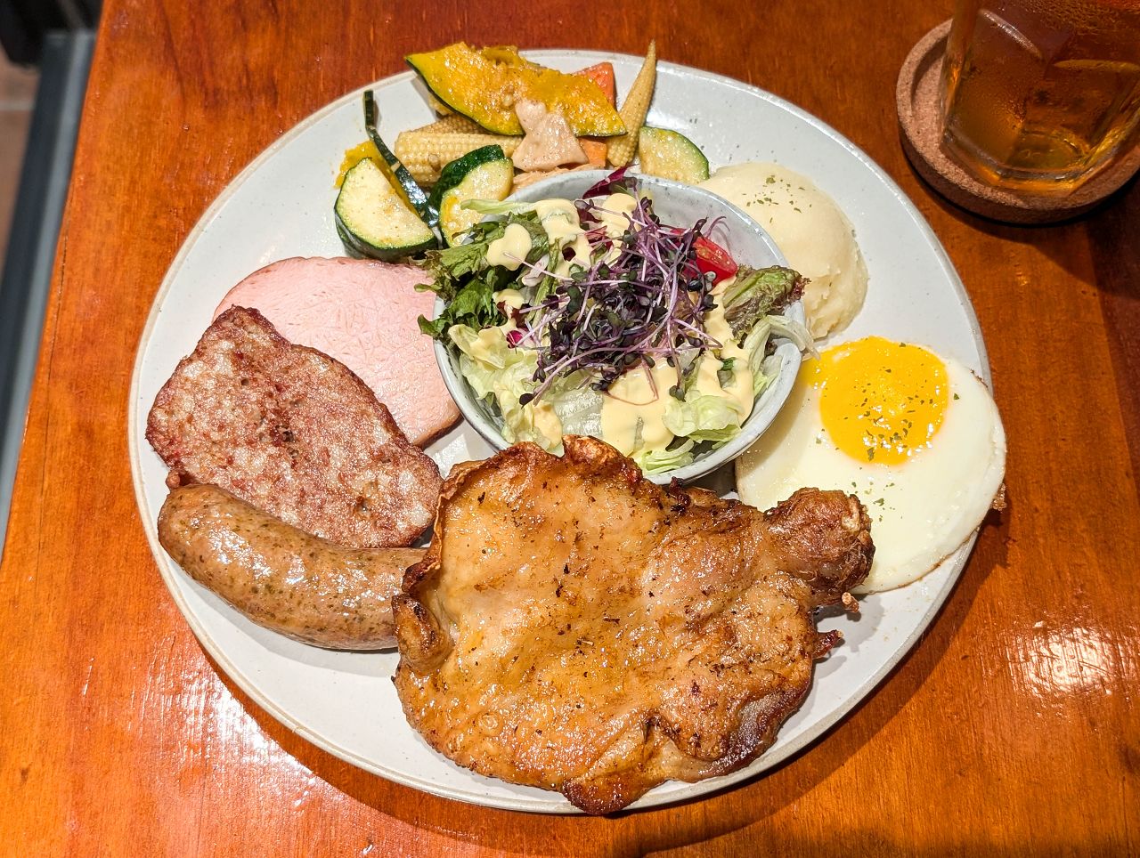 [食記][新北市][板橋區] Schumann’s Bistro No. 6 舒曼六號餐館 板橋新埔店 — 主打脆皮德國豬腳、德式香腸、高蛋白早午餐的餐酒館